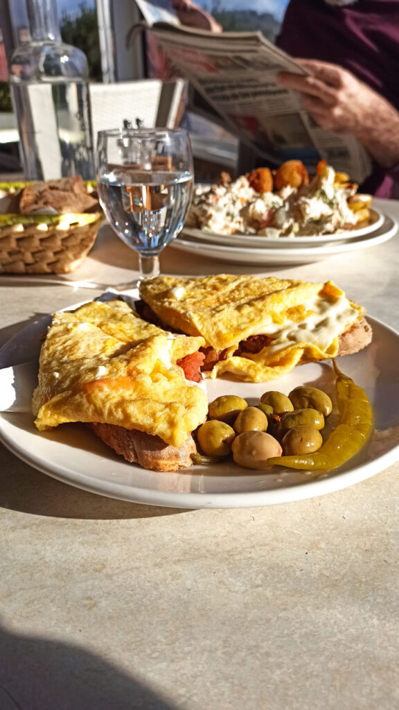 Bocadillo con tortilla, desayuno en restaurante Es Muntant, Palma