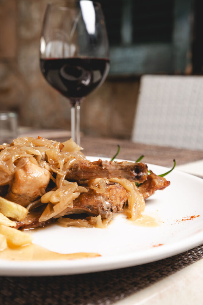 Plato típico mallorquin en restaurante Es Muntant, Establiments