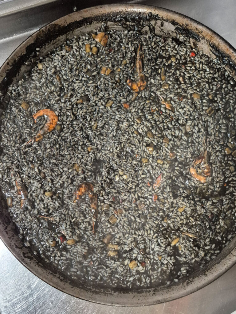 Paella negra en restaurante de cocina local mallorquina en Establiments