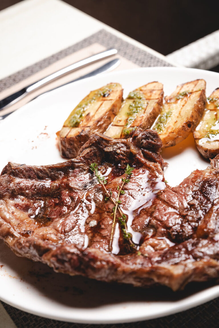 Plato de carne a la parrilla en restaurante de Palma, Establiments
