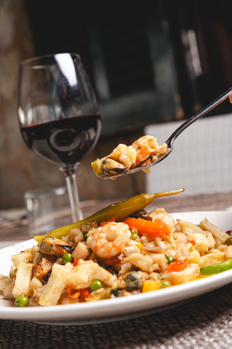 Frito de marisco en restaurante de cocina local en Establiments, Mallorca